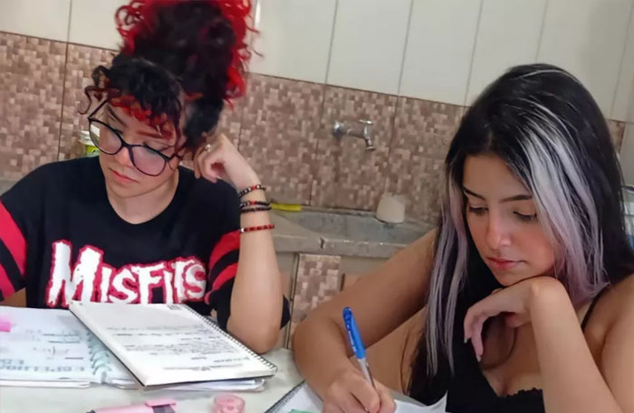 Jovem que passou em medicina há três anos só quis fazer curso após ser aprovada junto com a irmã gêmea - News Rondônia