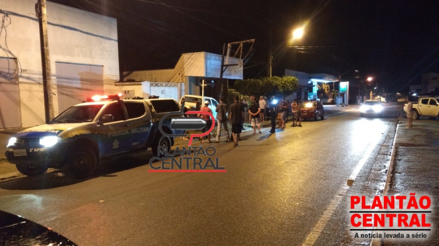 FAMÍLIA É LIBERTADA APÓS BANDIDOS TROCAR TIROS COM A PM - News Rondônia
