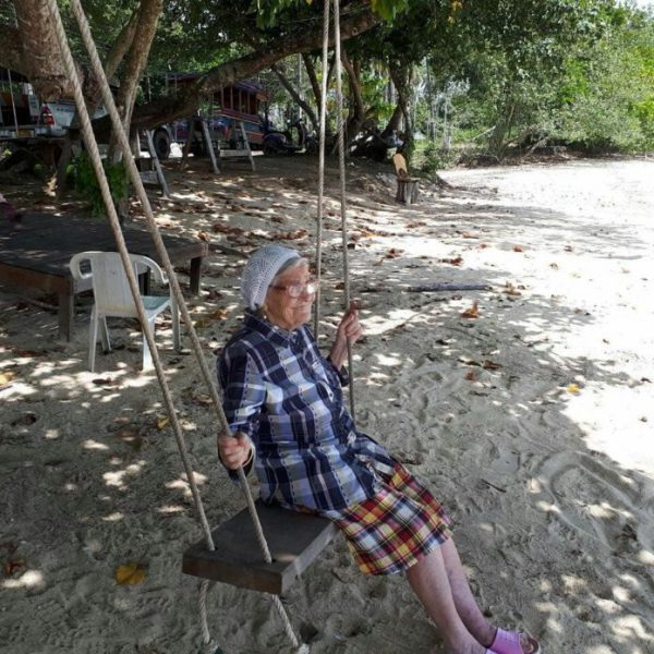 ELA TEM 90 ANOS, VIAJA O MUNDO SOZINHA E BATE 117K NO INSTAGRAM - News Rondônia
