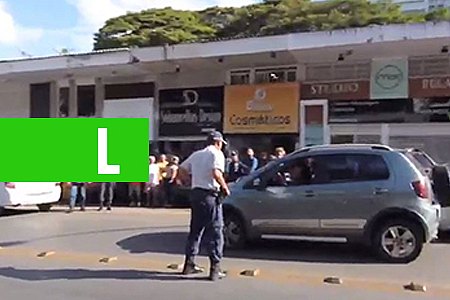 MULHER TENTA FURAR FILA PARA ABASTECER, BATE EM CARROS E FOGE DA PM; VÍDEO - News Rondônia