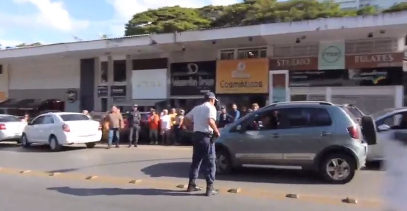 MULHER TENTA FURAR FILA PARA ABASTECER, BATE EM CARROS E FOGE DA PM; VÍDEO - News Rondônia