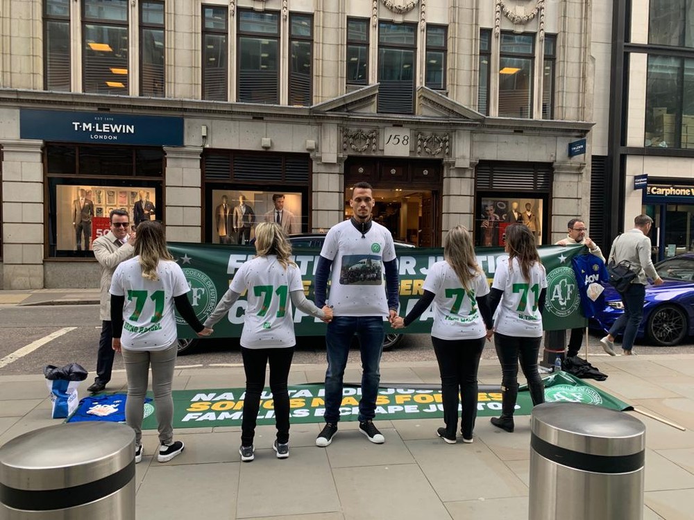 POR INDENIZAÇÕES, NETO E VIÚVAS DA CHAPECOENSE PROTESTAM EM LONDRES - News Rondônia