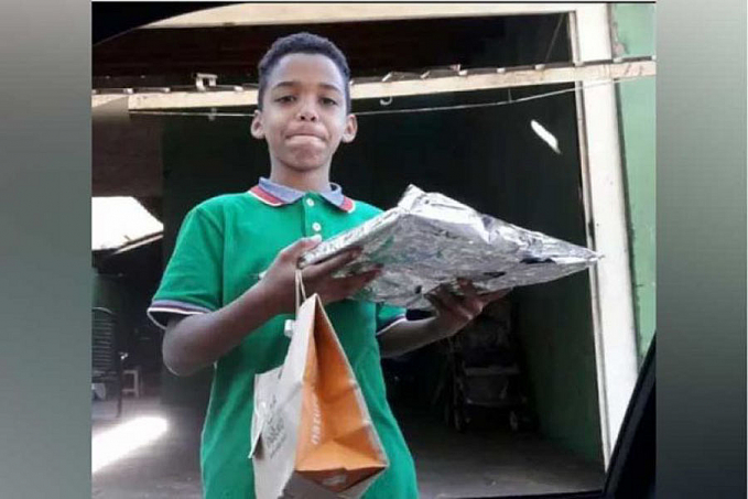 Menino que tentou comprar presente para mãe com R$12 recebe doações - News Rondônia