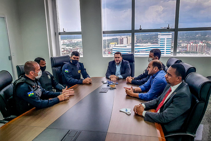 Deputados recebem o pedido para aumento de vagas no CHOA da Polícia Militar - News Rondônia