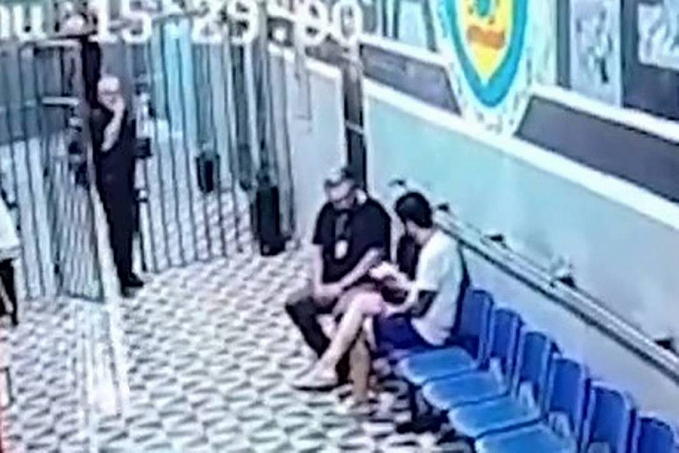 CASO HENRY: vídeo mostra Jairinho comendo sanduíche entregue pelas mãos do próprio diretor de presídio - News Rondônia