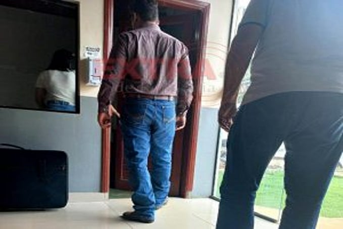 Suspeito de matar tio com 18 tiros se apresenta com dois advogados na delegacia de Cerejeiras - News Rondônia