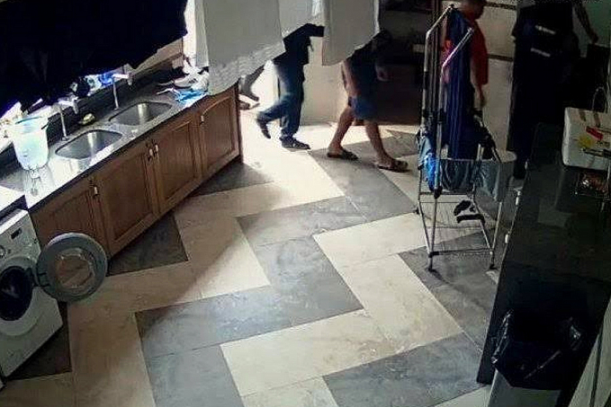 AGRESSIVOS: Bandidos invadem residência e roubam motocicleta na zona leste - News Rondônia