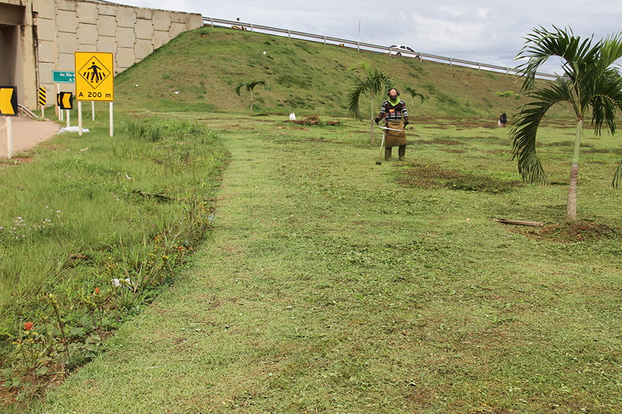 PREFEITURA REALIZA MANUTENÇÃO NOS CANTEIROS E VIAS MARGINAIS DA BR-364 - News Rondônia