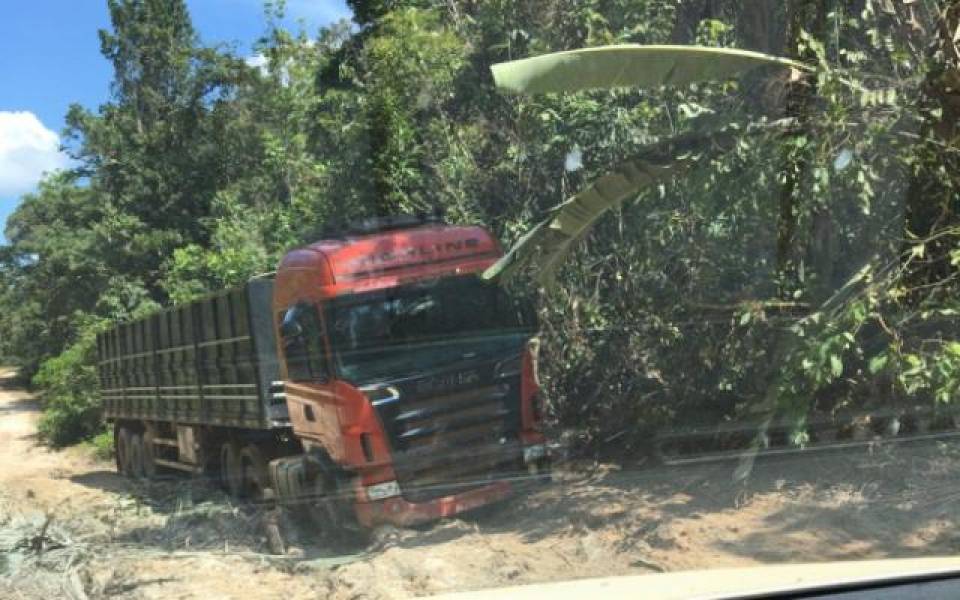 CARRETA ROUBADA EM VILHENA, APÓS SEQÜESTRO DE MOTORISTA, É ENCONTRADA ATOLADA EM VILAREJO DO MATO GROSSO - News Rondônia