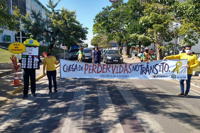 Campanha realizada pelo Detran alerta condutores sobre o risco do uso de celular ao volante, em Ji-Paraná - News Rondônia