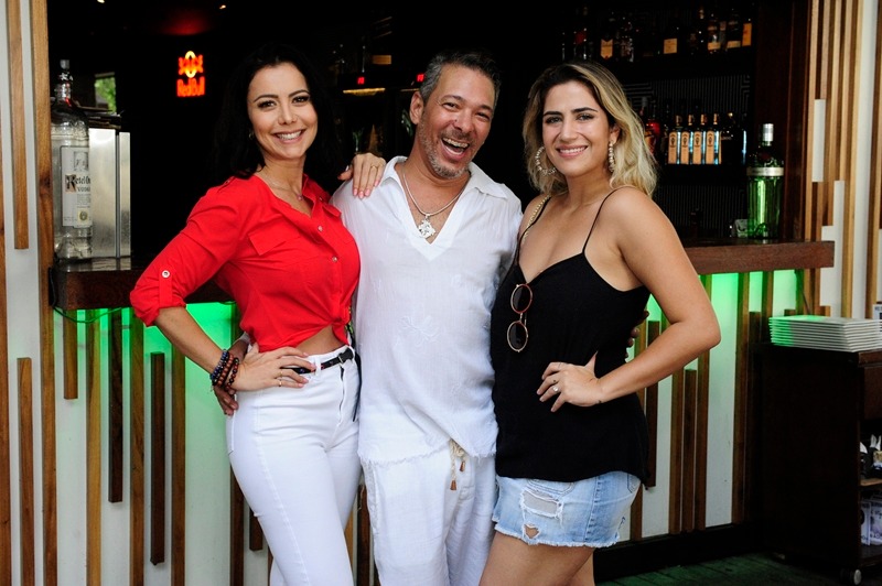CERCADO POR FAMOSOS, DAVID SANTIAGO SE EMOCIONA EM SUA FEIJOADA DE SÃO JORGE - News Rondônia