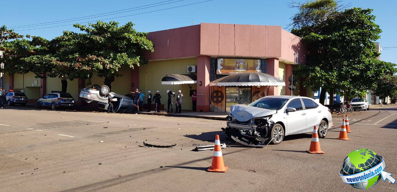 CAMINHONETE CAPOTA APÓS SER ATINGIDA POR AUTOMÓVEL EM CRUZAMENTO NA DUQUE DE CAXIAS - News Rondônia
