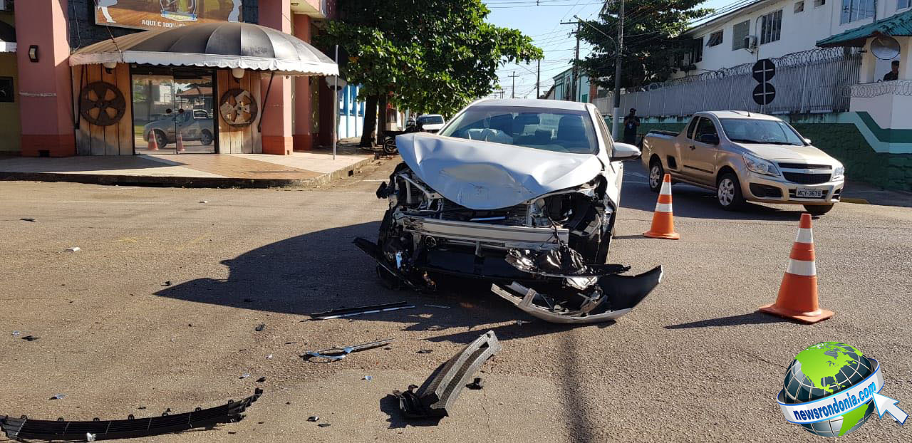 CAMINHONETE CAPOTA APÓS SER ATINGIDA POR AUTOMÓVEL EM CRUZAMENTO NA DUQUE DE CAXIAS - News Rondônia