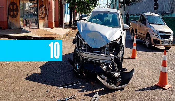 CAMINHONETE CAPOTA APÓS SER ATINGIDA POR AUTOMÓVEL EM CRUZAMENTO NA DUQUE DE CAXIAS - News Rondônia