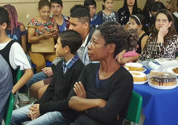 MÃE SE EMOCIONA COM PRÊMIO DA FILHA E FOTO VIRALIZA NAS REDES - News Rondônia