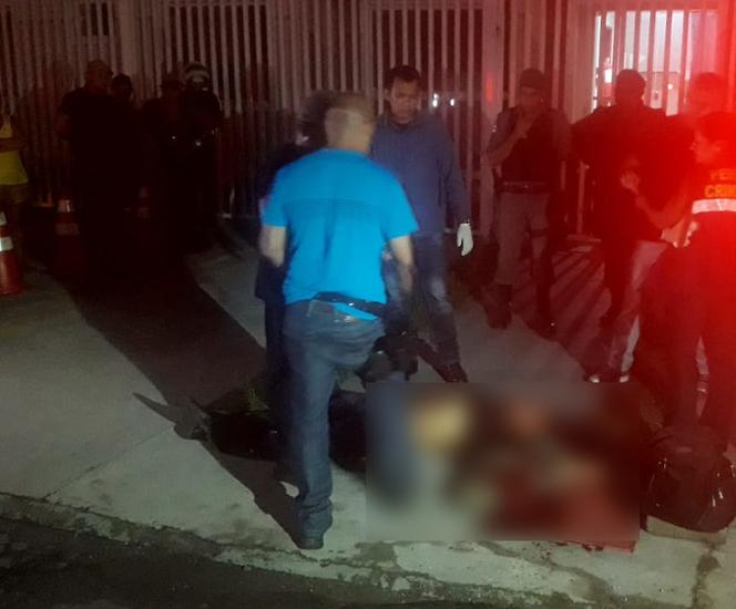 HOMEM E MORTO COM TRÊS TIROS NA CABEÇA EM CALÇADA DE MANAUS - News Rondônia