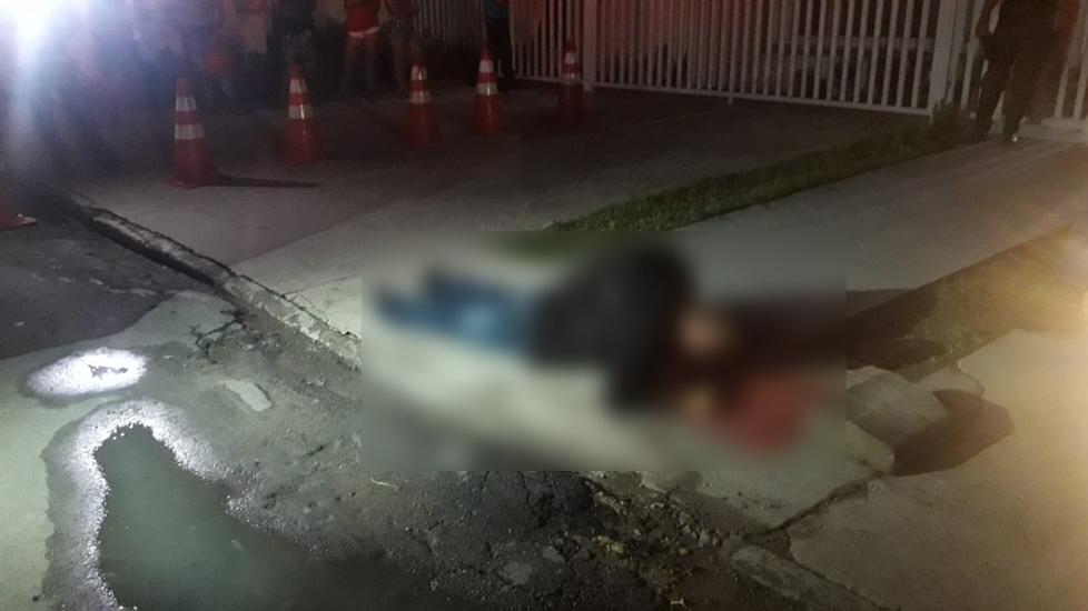 HOMEM E MORTO COM TRÊS TIROS NA CABEÇA EM CALÇADA DE MANAUS - News Rondônia