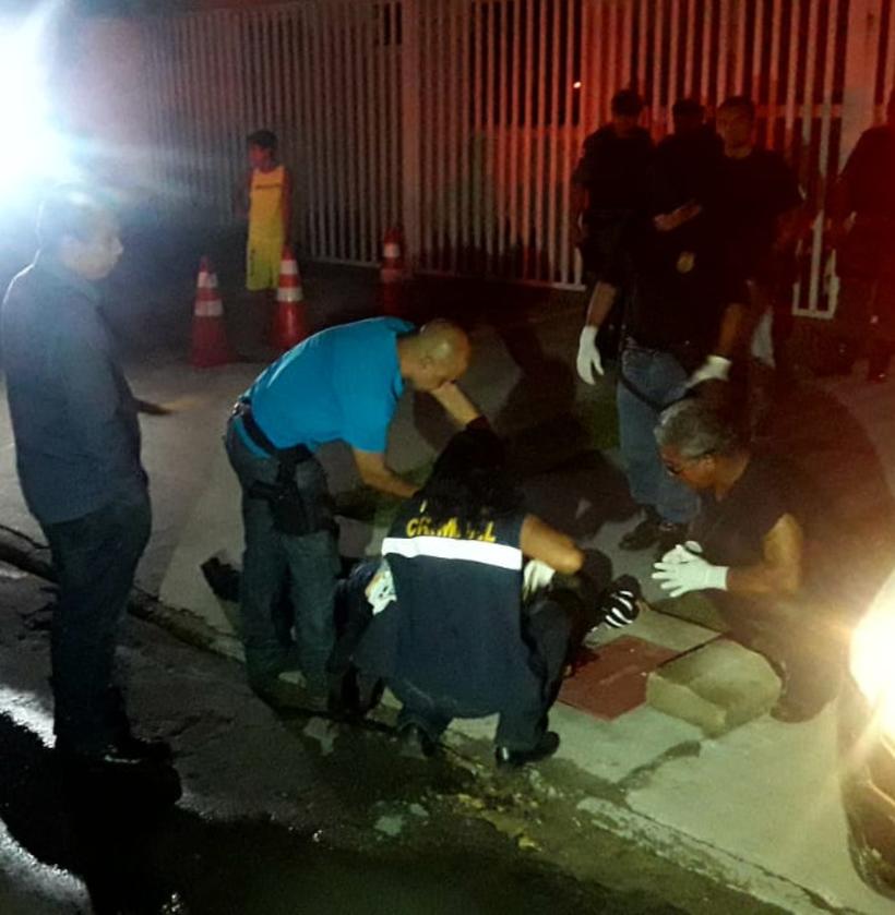 HOMEM E MORTO COM TRÊS TIROS NA CABEÇA EM CALÇADA DE MANAUS - News Rondônia