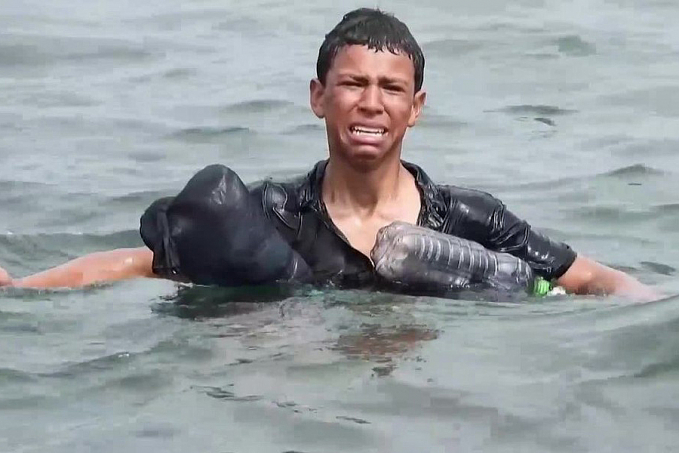 Garoto migrante nada com garrafas de plástico amarradas ao seu corpo para não se afogar - News Rondônia