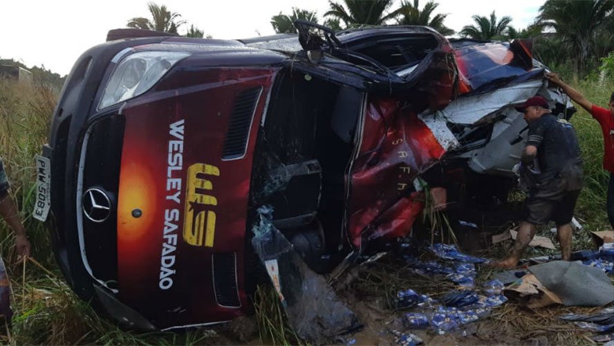 ACIDENTE COM VAN DE WESLEY SAFADÃO DEIXA FERIDOS NA BR-316 - News Rondônia