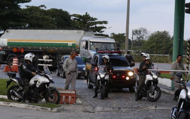 POLÍCIA JÁ FEZ MAIS DE 200 ESCOLTAS DE CAMINHÕES DE COMBUSTÍVEL NO RIO - News Rondônia