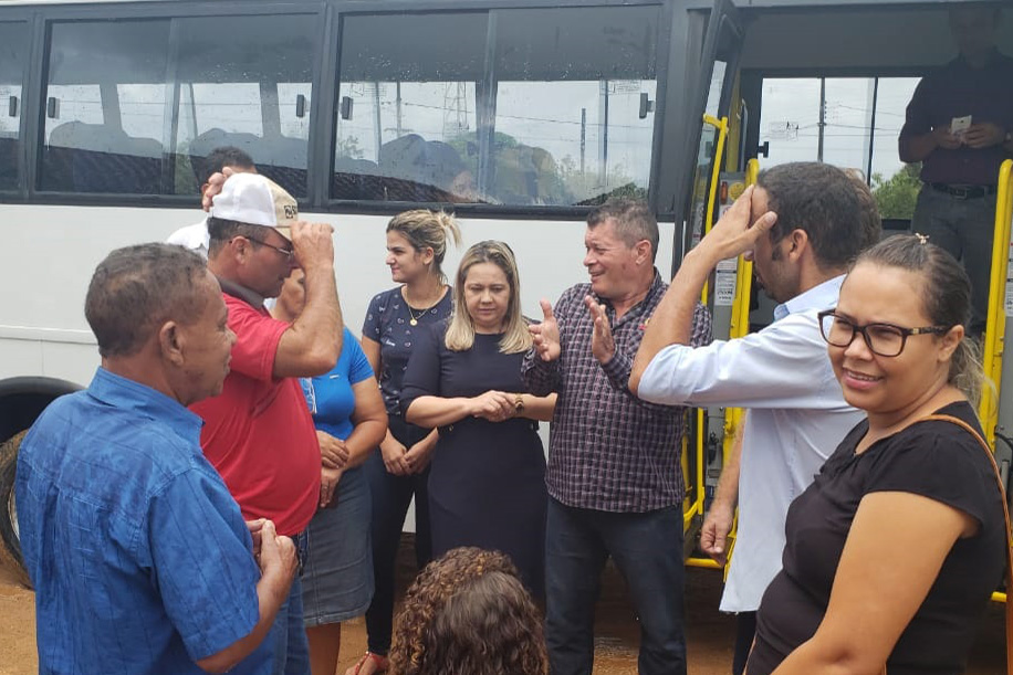 DEPUTADO EDSON MARTINS ENTREGA MICRO-ÔNIBUS PARA TRANSPORTE DE PACIENTES EM VALE DO ANARI - News Rondônia