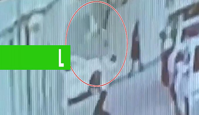 VÍDEO: HOMEM SALVA BEBÊ QUE CAIU DO QUINTO ANDAR DE UM PRÉDIO - News Rondônia