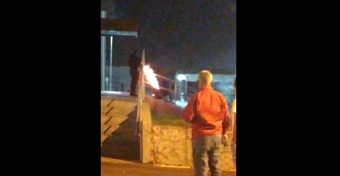 Homem surta, ameaça pessoas com uma faca e acaba sendo contido pela PM com 7 tiros de bala de borracha em Rondônia - News Rondônia