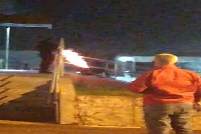 Homem surta, ameaça pessoas com uma faca e acaba sendo contido pela PM com 7 tiros de bala de borracha em Rondônia - News Rondônia