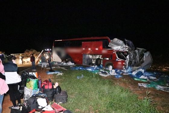 Carreta tomba e provoca acidente com ônibus lotado - News Rondônia