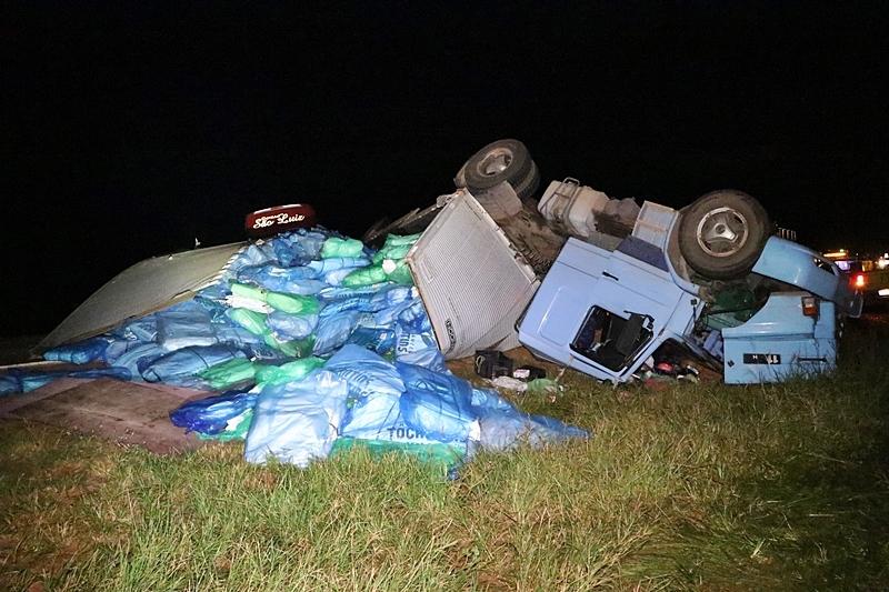 Carreta tomba e provoca acidente com ônibus lotado - News Rondônia
