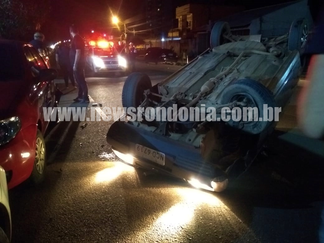 APÓS BATER EM DOIS CARROS PARADOS, VEÍCULO CAPOTA NA CAPITAL - News Rondônia