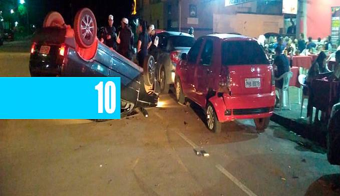 APÓS BATER EM DOIS CARROS PARADOS, VEÍCULO CAPOTA NA CAPITAL - News Rondônia