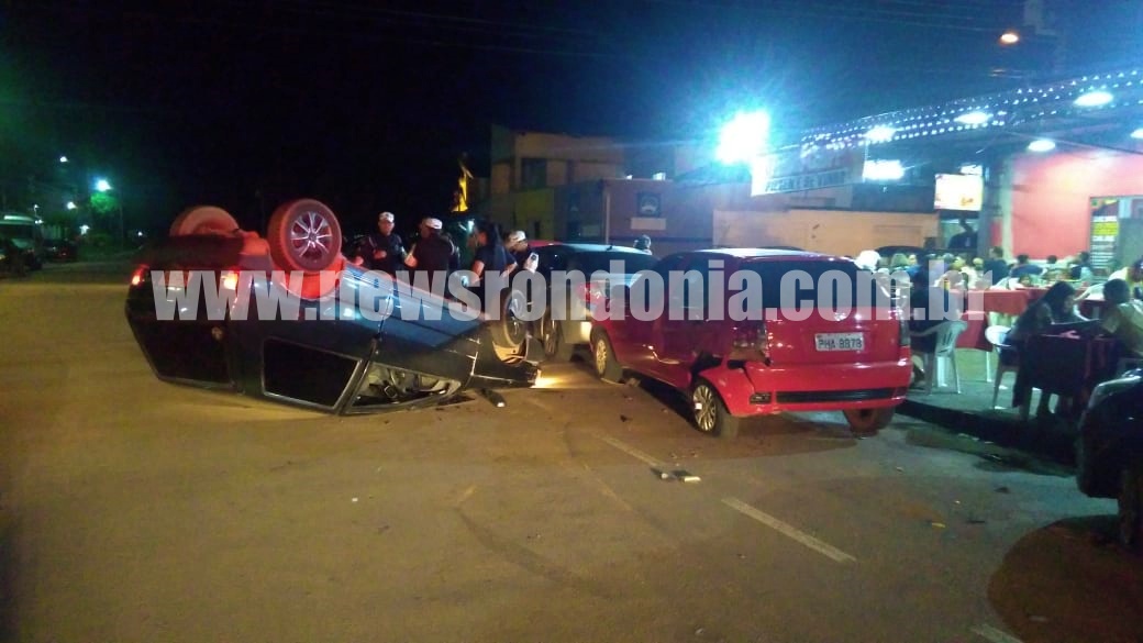 APÓS BATER EM DOIS CARROS PARADOS, VEÍCULO CAPOTA NA CAPITAL - News Rondônia
