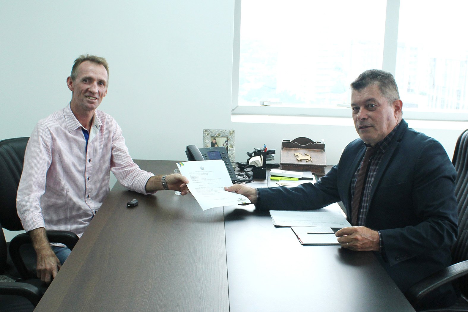 DEPUTADO EDSON MARTINS GARANTE EMENDA PARA ILUMINAÇÃO DE CAMPOS DE FUTEBOL EM DISTRITO DE CAMPO NOVO - News Rondônia