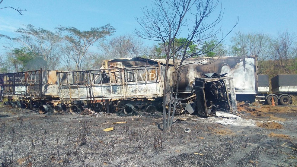 COLISÃO DE CARRETAS: MOTORISTA MORRE CARBONIZADO APÓS ACIDENTE NA BR-364 - News Rondônia