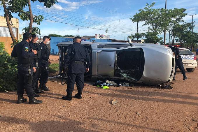 ATUALIZADA: Polícia prende três suspeitos após roubo de carro e capotamento na zona leste - News Rondônia