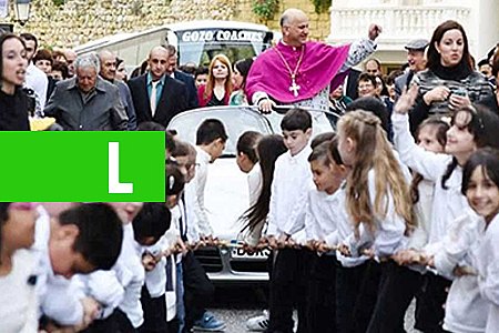 PADRE FAZ DESFILE EM PORSCHE E COLOCA 50 CRIANÇAS PARA PUXAR VEÍCULO - VÍDEO - News Rondônia