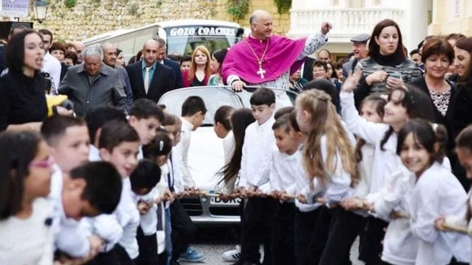 PADRE FAZ DESFILE EM PORSCHE E COLOCA 50 CRIANÇAS PARA PUXAR VEÍCULO - VÍDEO - News Rondônia