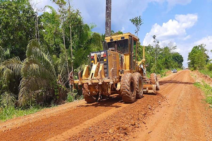 TRAFEGABILIDADE - Equipes do DER executam manutenção na RO-010, via que liga os municípios de Mirante da Serra e Urupá - News Rondônia