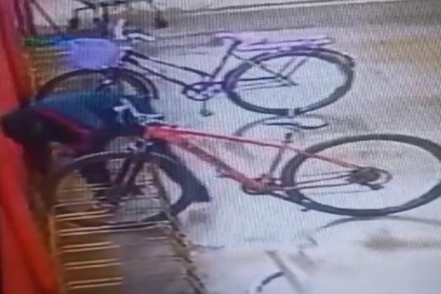 VEJA VÍDEO - Homem arrebenta cadeado e rouba bicicleta em frente a mercado na capital - News Rondônia