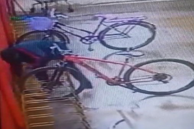 VEJA VÍDEO - Homem arrebenta cadeado e rouba bicicleta em frente a mercado na capital - News Rondônia
