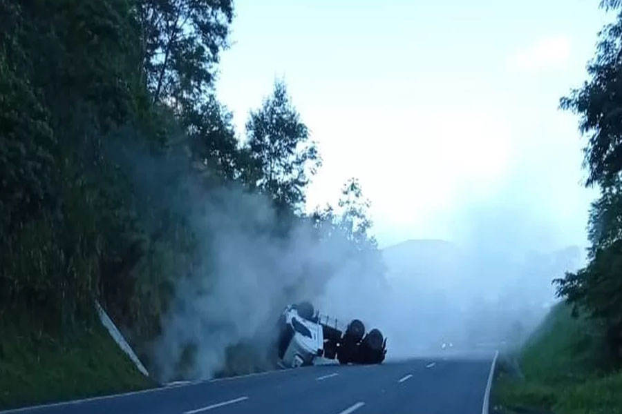 Carreta tomba, derrama ácido clorídrico e interdita a rodovia Régis Bittencourt, SP - News Rondônia