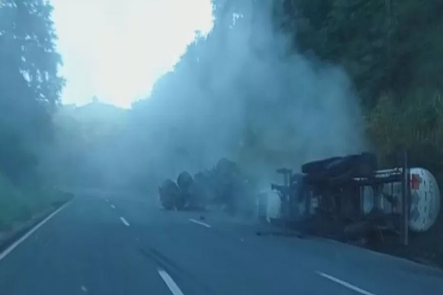 Carreta tomba, derrama ácido clorídrico e interdita a rodovia Régis Bittencourt, SP - News Rondônia