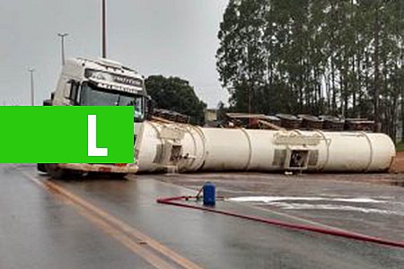 BR-364: CARRETA CARREGADA COM COMBUSTÍVEL TOMBA NA SAÍDA PARA PORTO VELHO; PISTA ESTÁ INTERDITADA - News Rondônia
