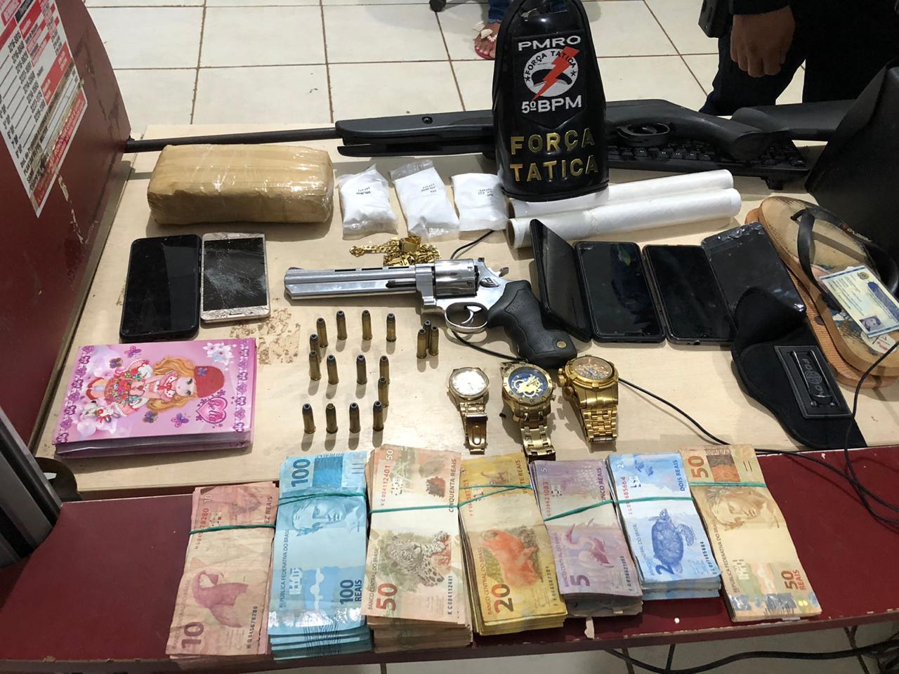 PM apreende quase 1Kg de cocaína, revólver e grande quantia em dinheiro de traficante sue conseguiu fugir durante perseguição - News Rondônia