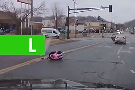 VÍDEO: CRIANÇA CAI DE CARRO EM MOVIMENTO E SAI ILESA NOS EUA - News Rondônia