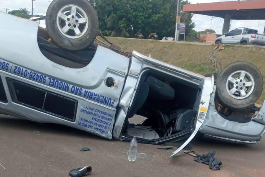 Carro de funerária capota ao passar em quebra-molas na BR-429 em RO - News Rondônia