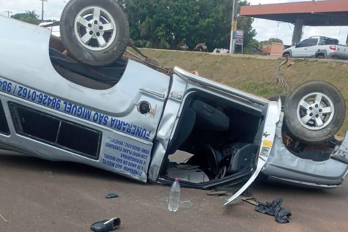 Carro de funerária capota ao passar em quebra-molas na BR-429 em RO - News Rondônia