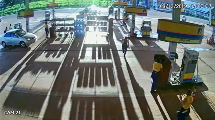 DEU RUIM: POLICIAL REAGE A ASSALTO EM POSTO DE COMBUSTÍVEL - VEJA O VÍDEO - News Rondônia